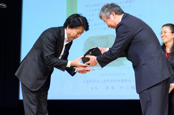 Director Daishima receiving the award in SARAYA’s name on stage.